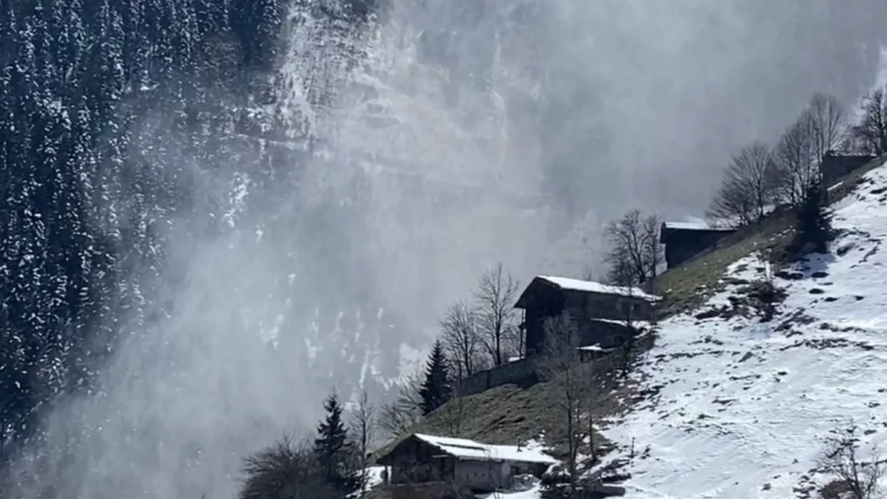 Trabzon Çaykara’da dehşet anları: Dev çığ kütlesinin kopma anı kamerada!