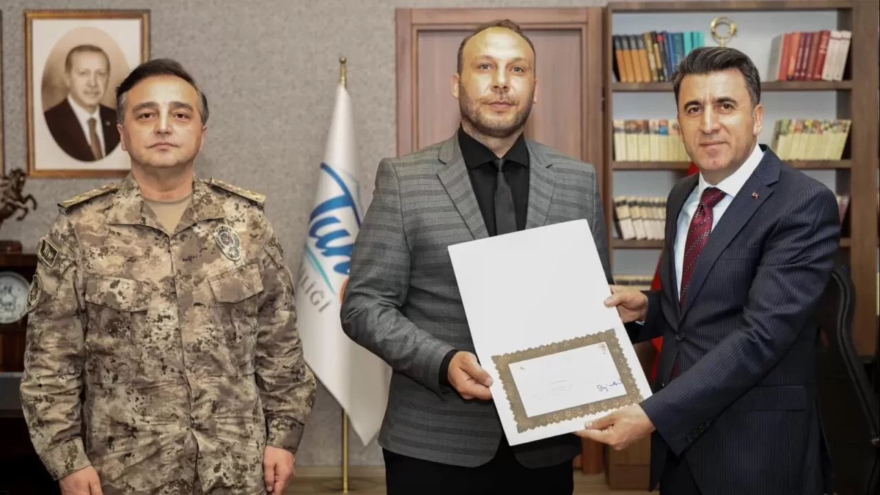 Boğulma tehlikesi geçiren kız çocuğunu kurtaran 2 polis ödüllendirildi