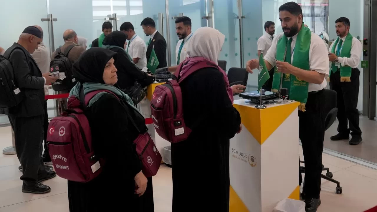 Hacı adayları kutsal yolculuğa uğurlandı: İlk durak İstanbul Havalimanı