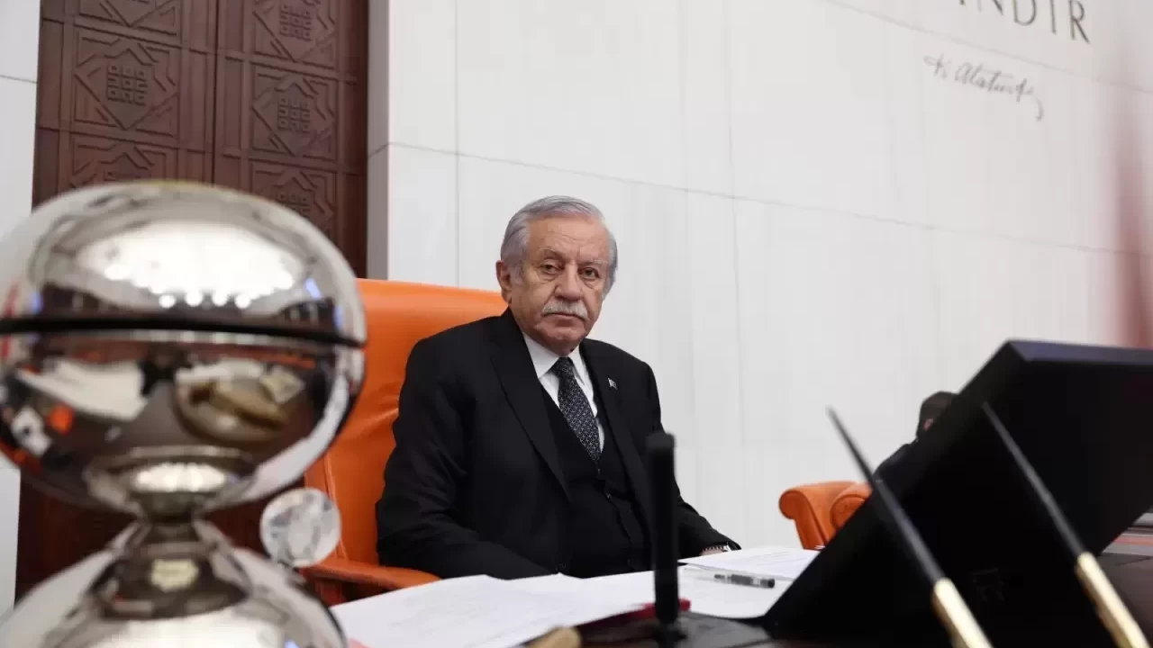 MHP'li Celal Adan’dan 23 Nisan mesajı: İşgal karanlığını boğan hürriyet meşalesi