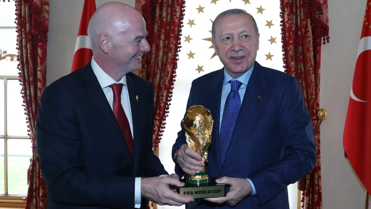 FIFA Başkanı'ndan Cumhurbaşkanı Erdoğan'a hediye forma ve dünya kupası sürprizi!