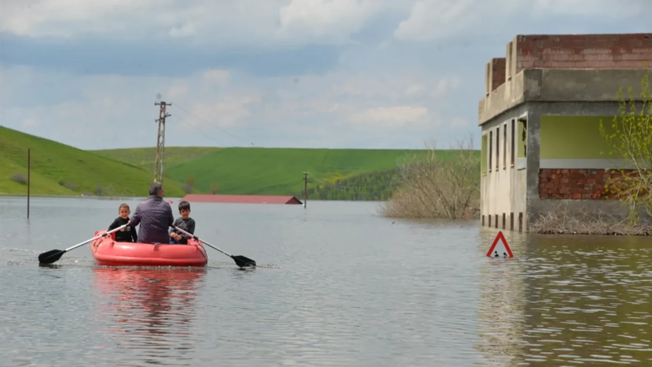 Diyarbakır'da baraj kapakları açıldı: Köyü su bastı!