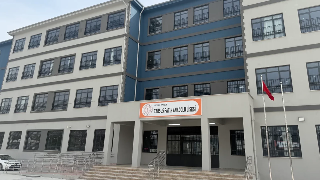 MERSİN'DE OKULDA SİLAH ALARMI! Tarsus’ta lise öğrencisi okula tabancayla girmeye çalıştı: Facianın eşiğinden dönüldü