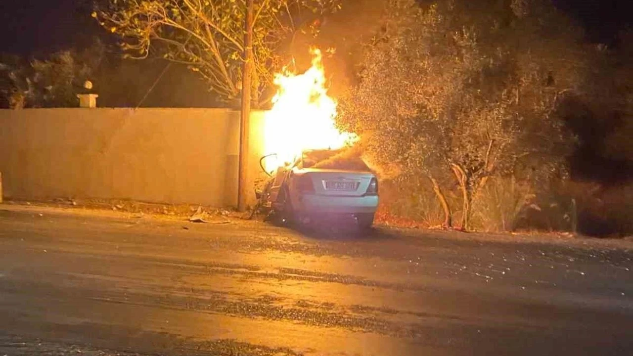 Menderes'te feci kaza: Sürücü yanan otomobilin içinde can verdi!