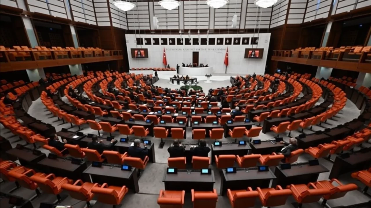 Müjde Meclis’ten geldi! Doğum izinleri iki katına çıktı: İşçiye 10 gün, anneye 16 hafta izin dönemi başlıyor