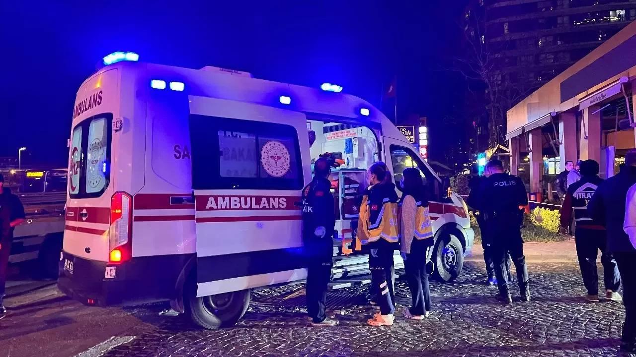 Bakırköy'de feci kaza! Kontrolden çıkan araç kafeye daldı: 6 yaralı