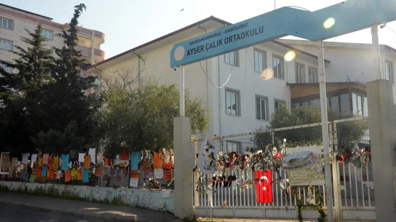9 kişinin hayatını kaybettiği Ayser Çalık Ortaokulu'nda sessiz 23 Nisan!