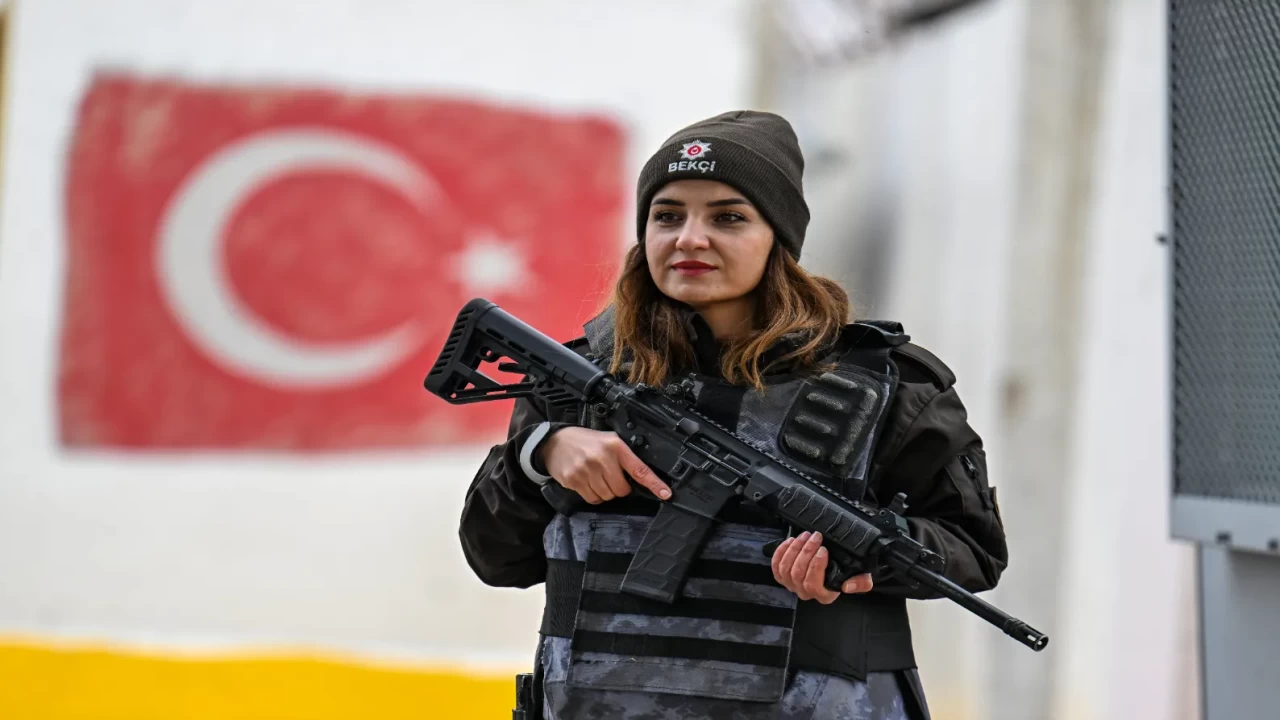 Mesleğini gören inanmıyor! Van'da tek: Şehit kızı babasının izinden gitti