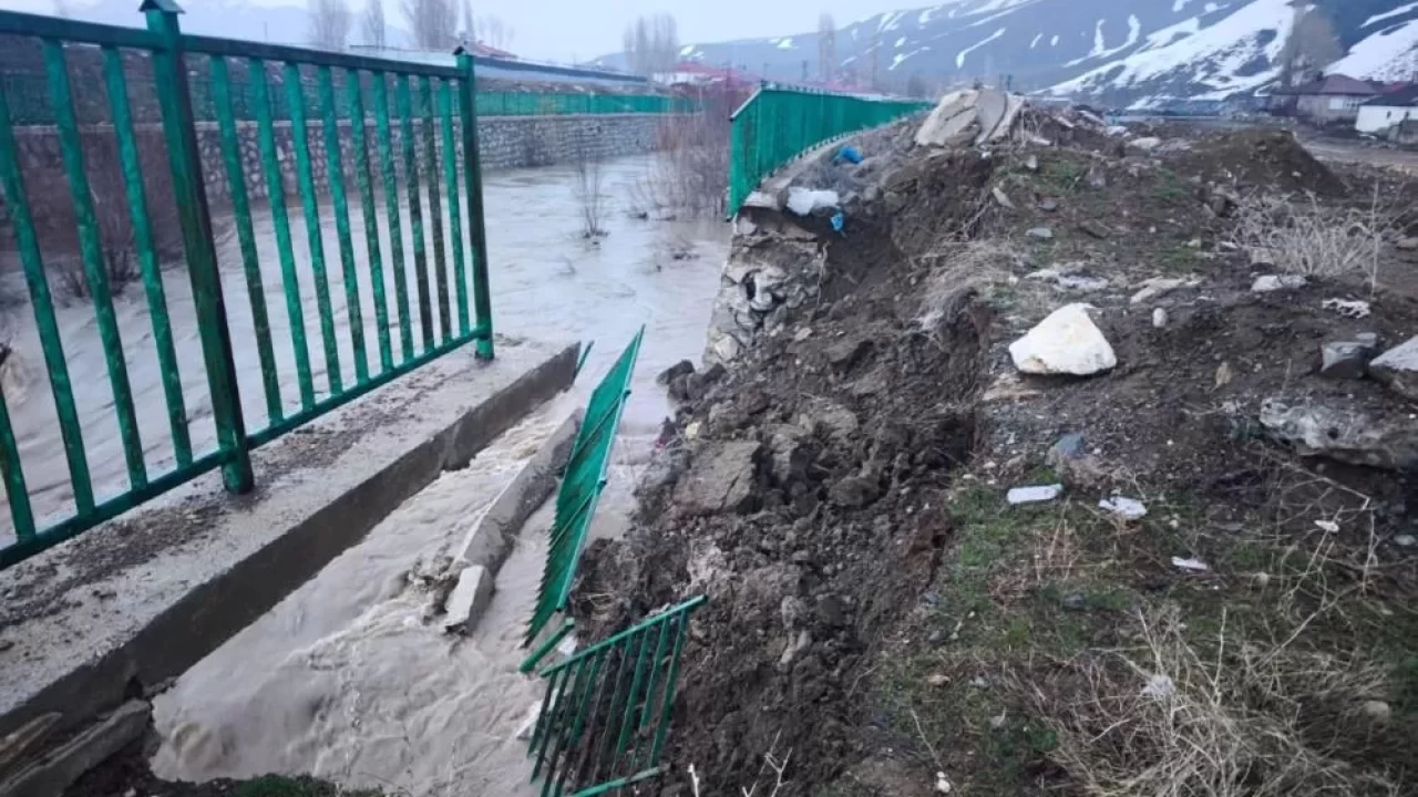 Yüksekova’da istinat duvarı çöktü: Ekipler bölgede çalışma başlattı