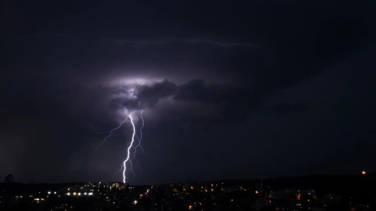 Öğleden sonraya dikkat: Gök gürültülü sağanaklar Türkiye turuna çıkıyor!