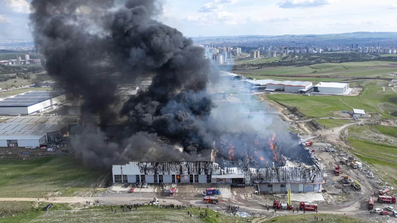 Ankara'da mobilya deposunda korkutan yangın!