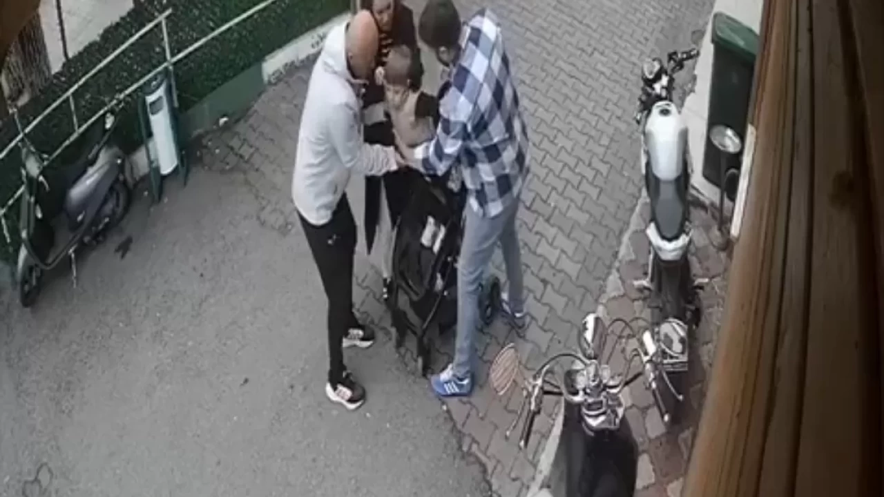 Boğulma tehlikesi geçiren çocuk Heimlich manevrasıyla kurtarıldı: O anlar kamerada