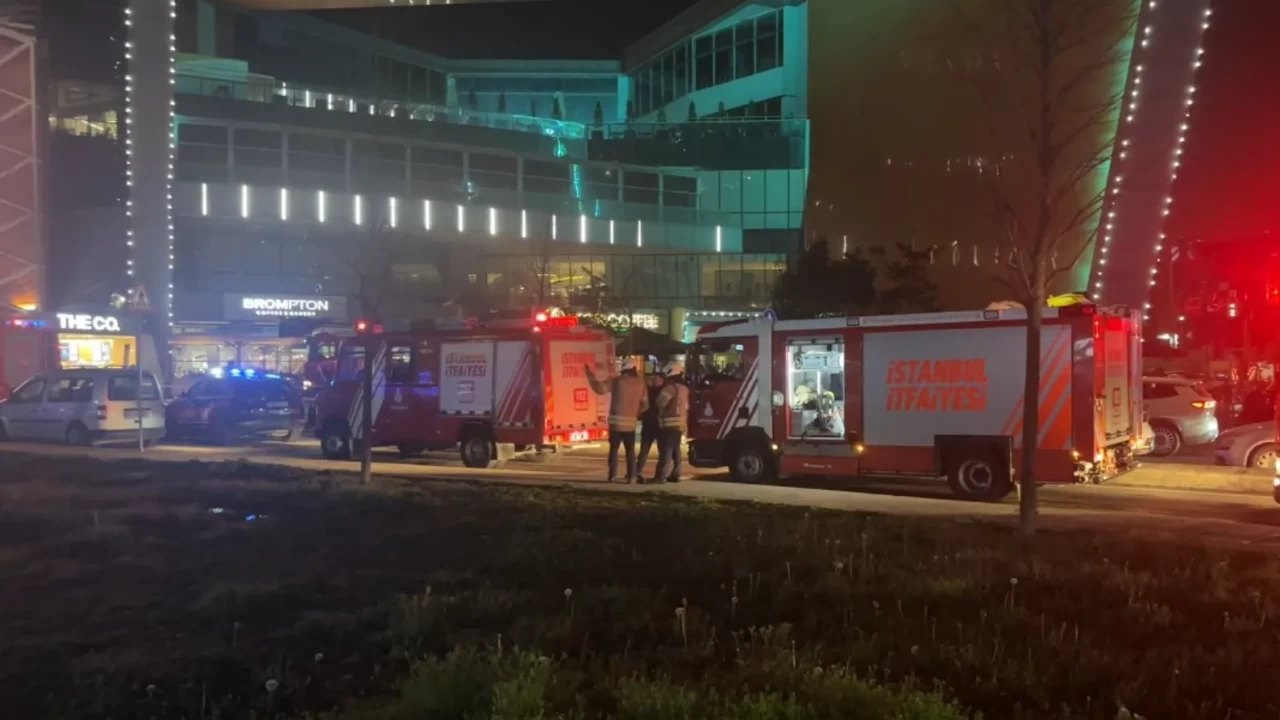 Kağıthane’de alışveriş merkezinde yangın çıktı