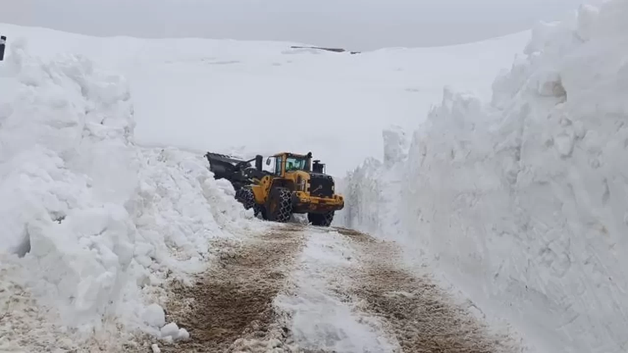 Hakkari'de yoğun kar yağışı! 46 yerleşim yolu ulaşıma kapandı