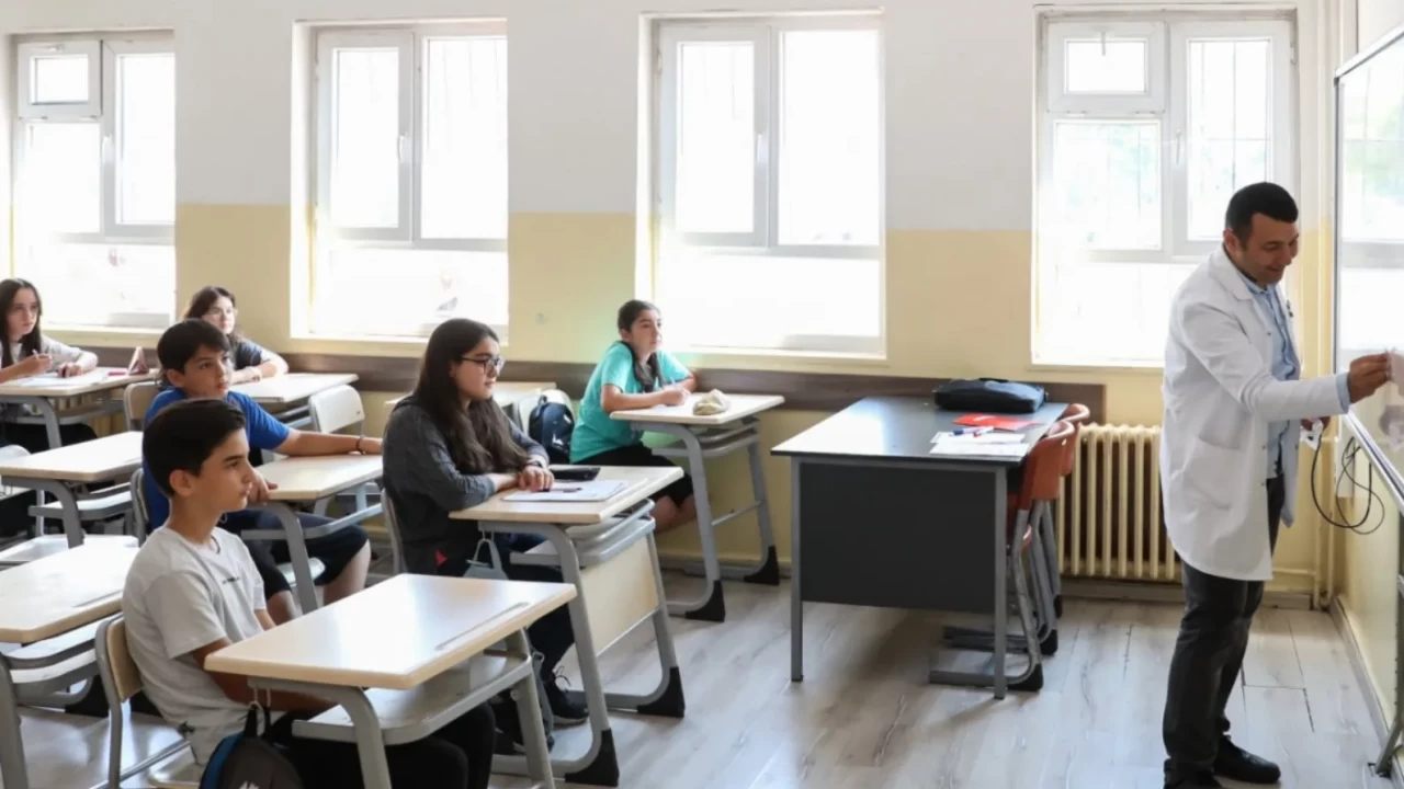 OKULLAR 4 GÜN TATİL Mİ OLDU? MEB son dakika açıklaması: 15 Nisan yarın okul var mı, kaç gün tatil? İşte İstanbul, Ankara, İzmir ve Şanlıurfa'da son durum!