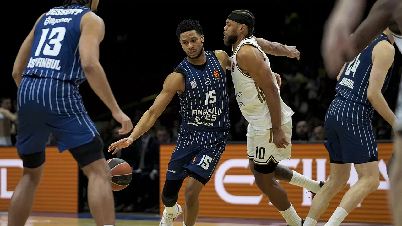 Anadolu Efes, EuroLeague'de 12. galibiyetini aldı