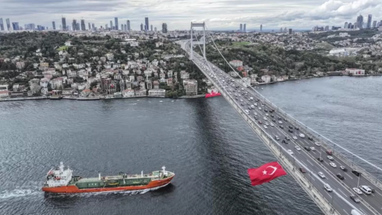 İstanbul Boğazı’nda gemi trafiği durduruldu!