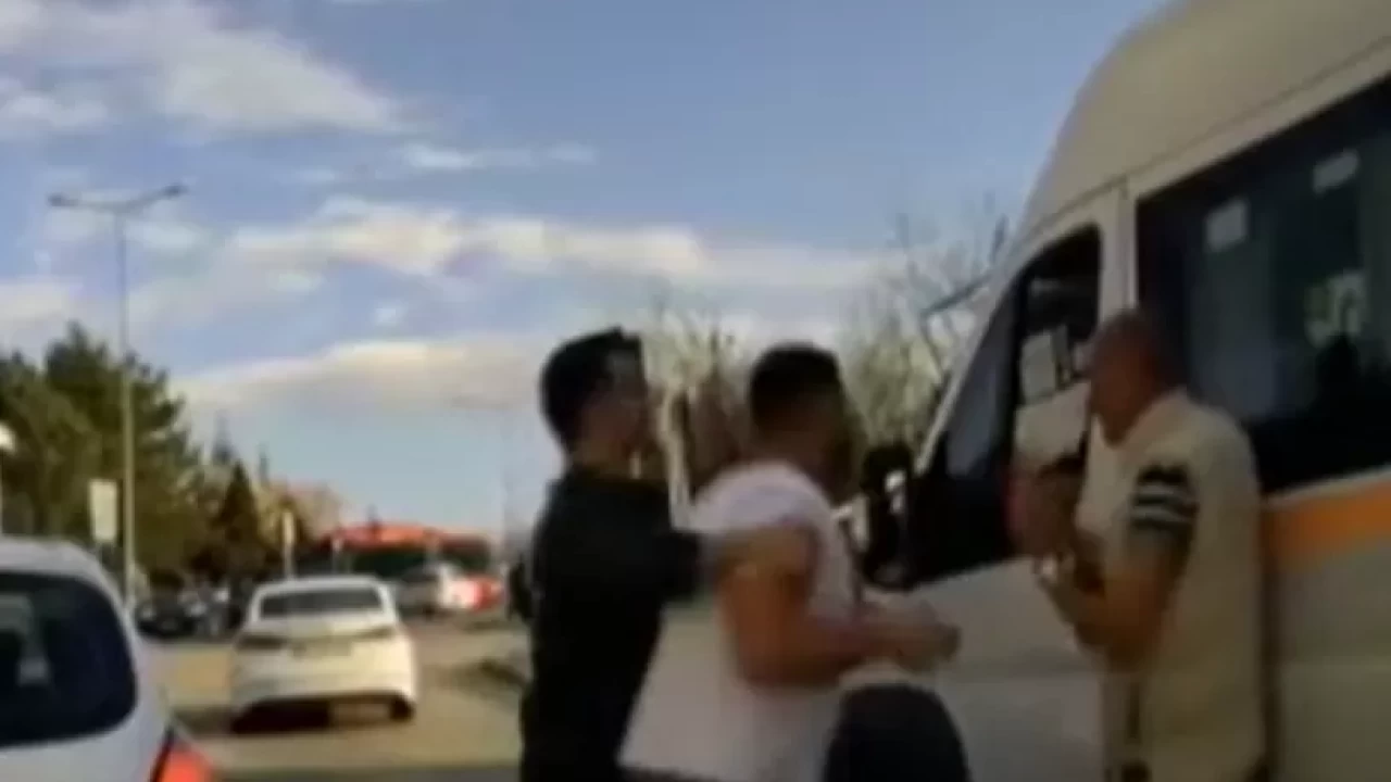 Ankara'da iki sürücü arasında kavga! O anlar otomobil kamerasında görüntülendi