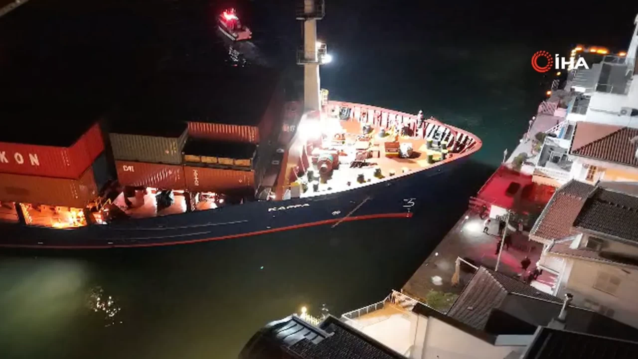 İstanbul Boğazı'nda yalı faciasından dönüldü: 147 metrelik gemi karaya oturdu