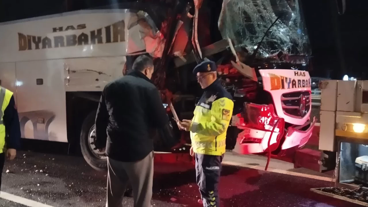 Kuzey Marmara Otoyolu'nda korkunç kaza! Yolcu otobüse tıra çarptı: 10 yaralı!