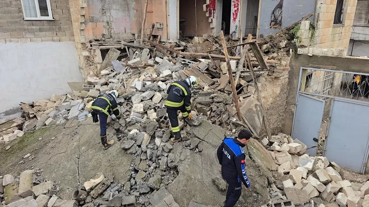Gaziantep'te sağanak sonrası ev çöktü! Yan binada mahsur kalanlar kurtarıldı