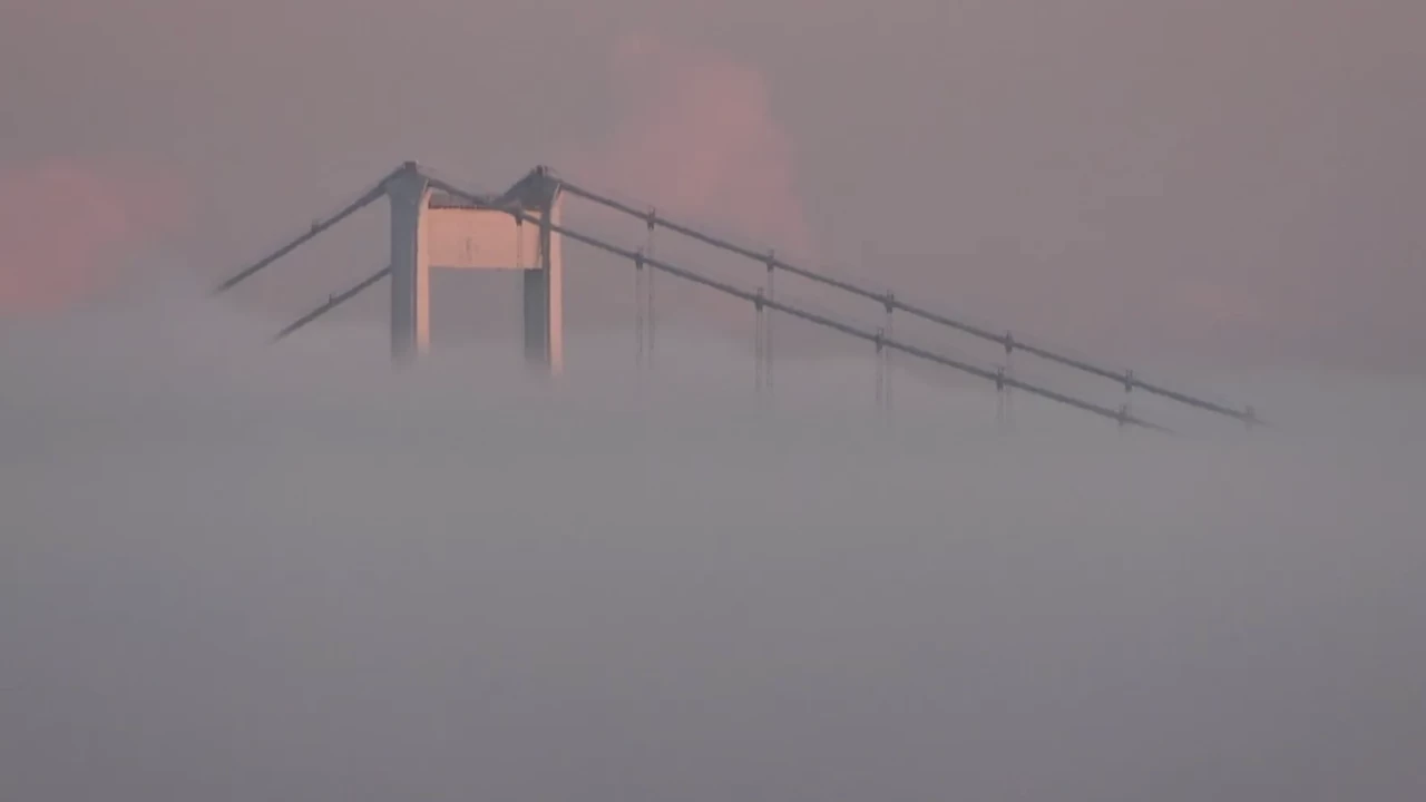 İstanbul Boğazı’nda göz gözü görmüyor: FSM Köprüsü sisin içinde kayboldu!