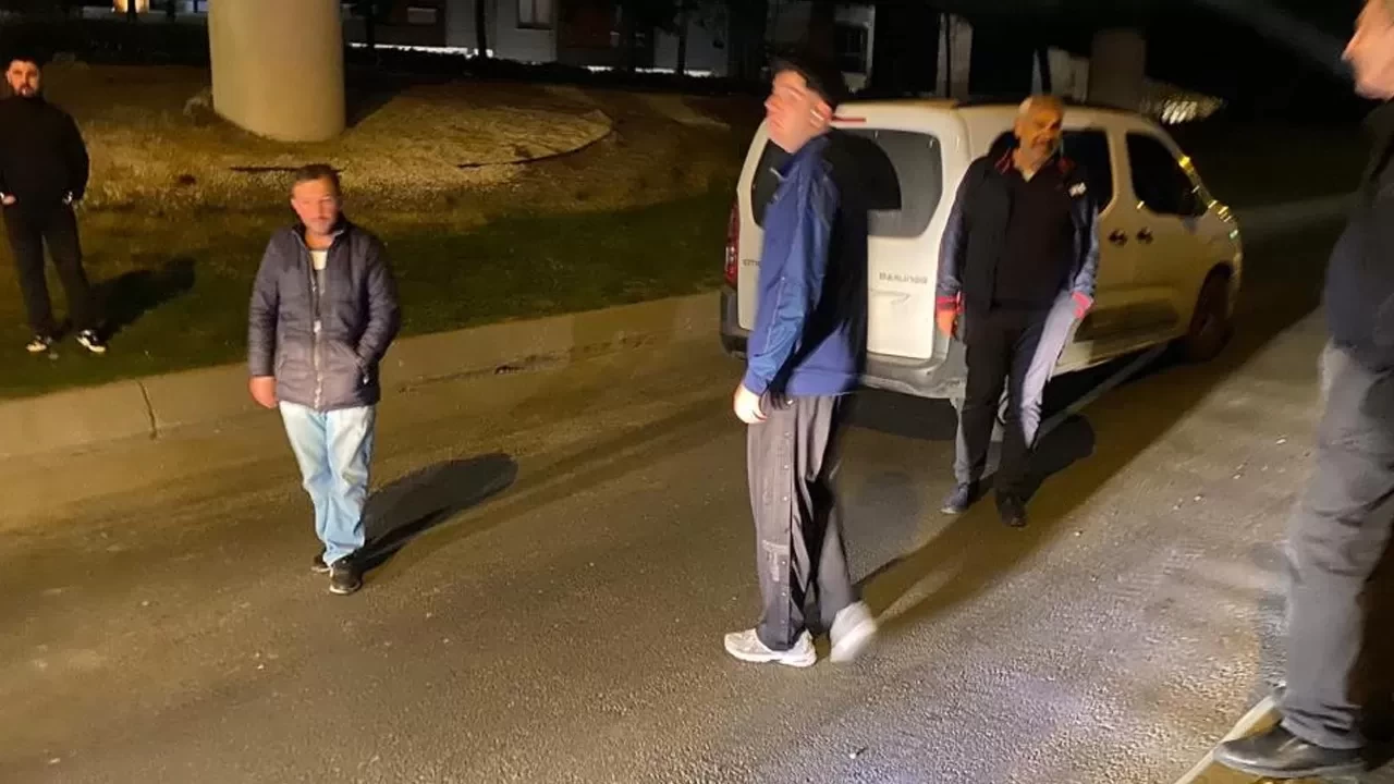 Bakırköy’de yolda kalan araç trafiği kilitledi: Yolcularla sürücü arasında tartışma kamerada