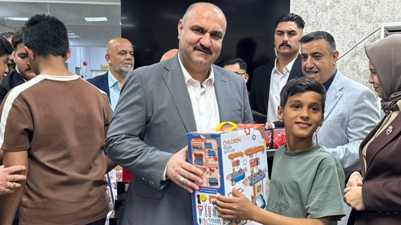 Kerkük'te 23 Nisan coşkusu: Vali Ağa kimsesiz çocukları yalnız bırakmadı