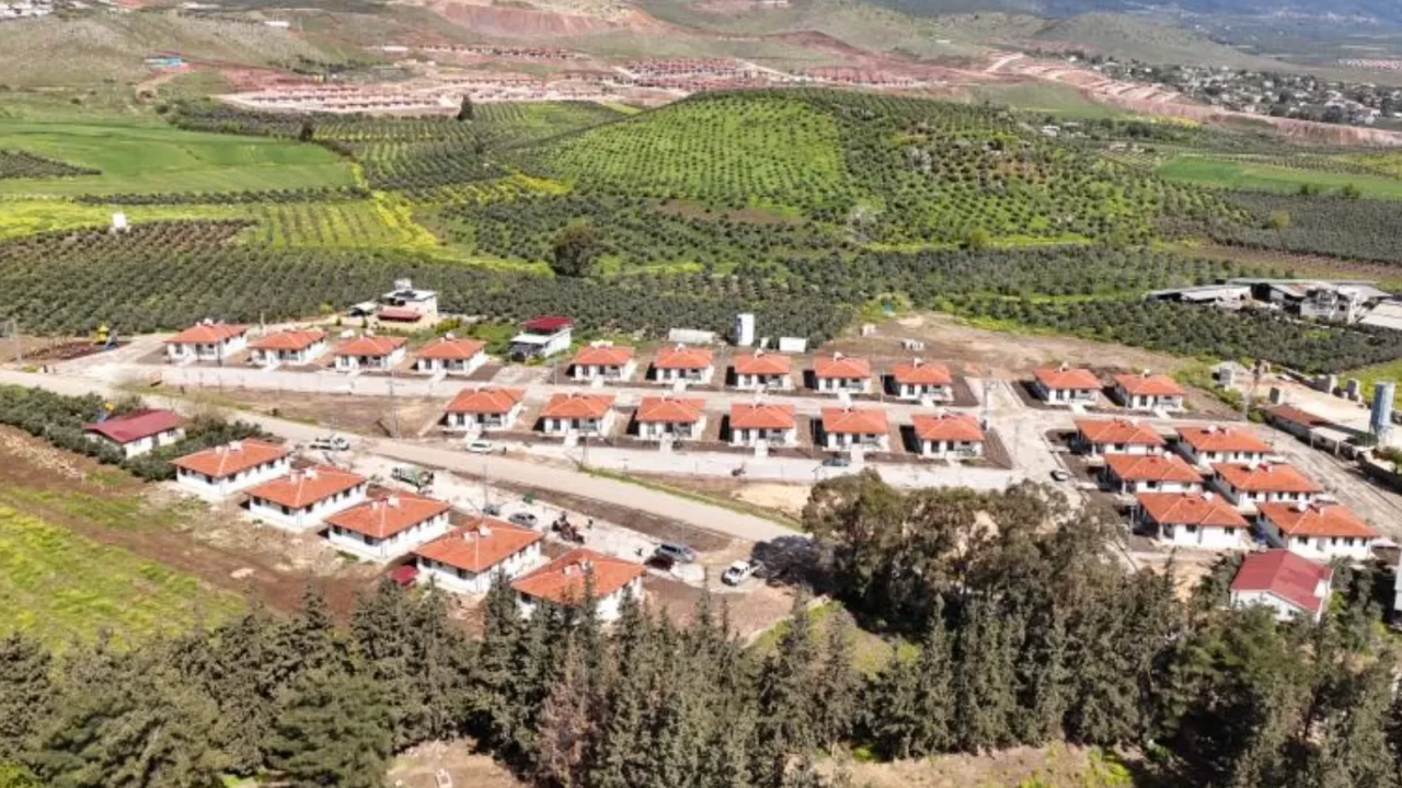 Hatay’da yaralar sarılıyor: Kırıkhan’da 28 köy evi daha sahiplerine teslim edildi!