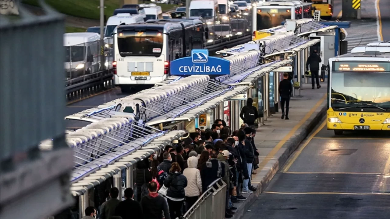 1 MAYIS'TA ULAŞIM BEDAVA MI? Otobüs, metrobüs ve Marmaray saatleri değişti mi? İşte İETT, EGO ve ESHOT 1 Mayıs çalışma saatleri