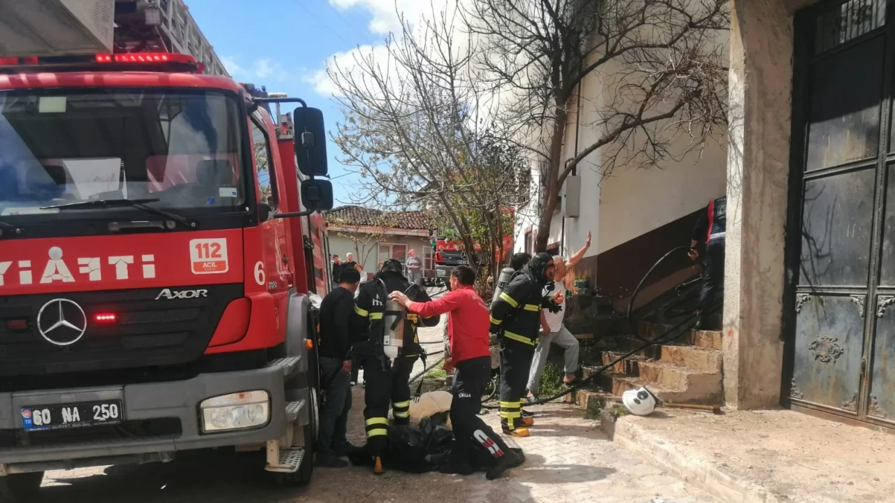 Tokat'ta yangın paniği! Komşunu kurtarmak isterken ölüyordu