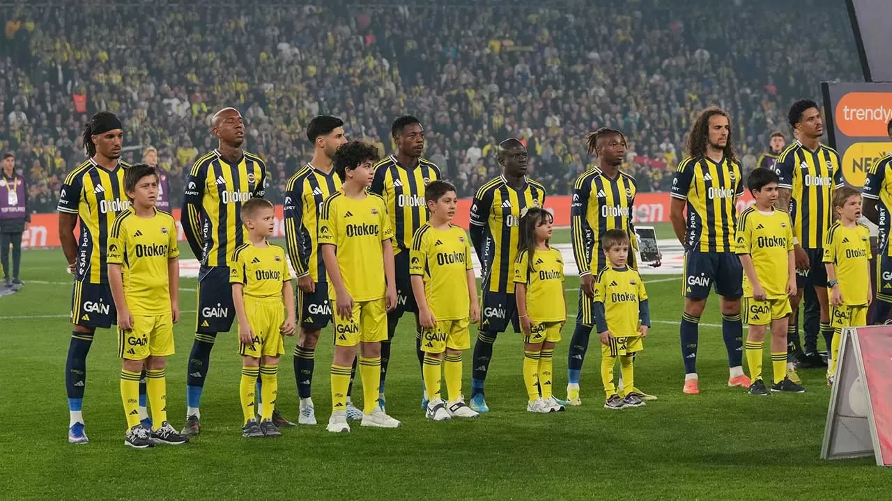 Fenerbahçe'ye derbiye 3 değişiklikle çıktı!