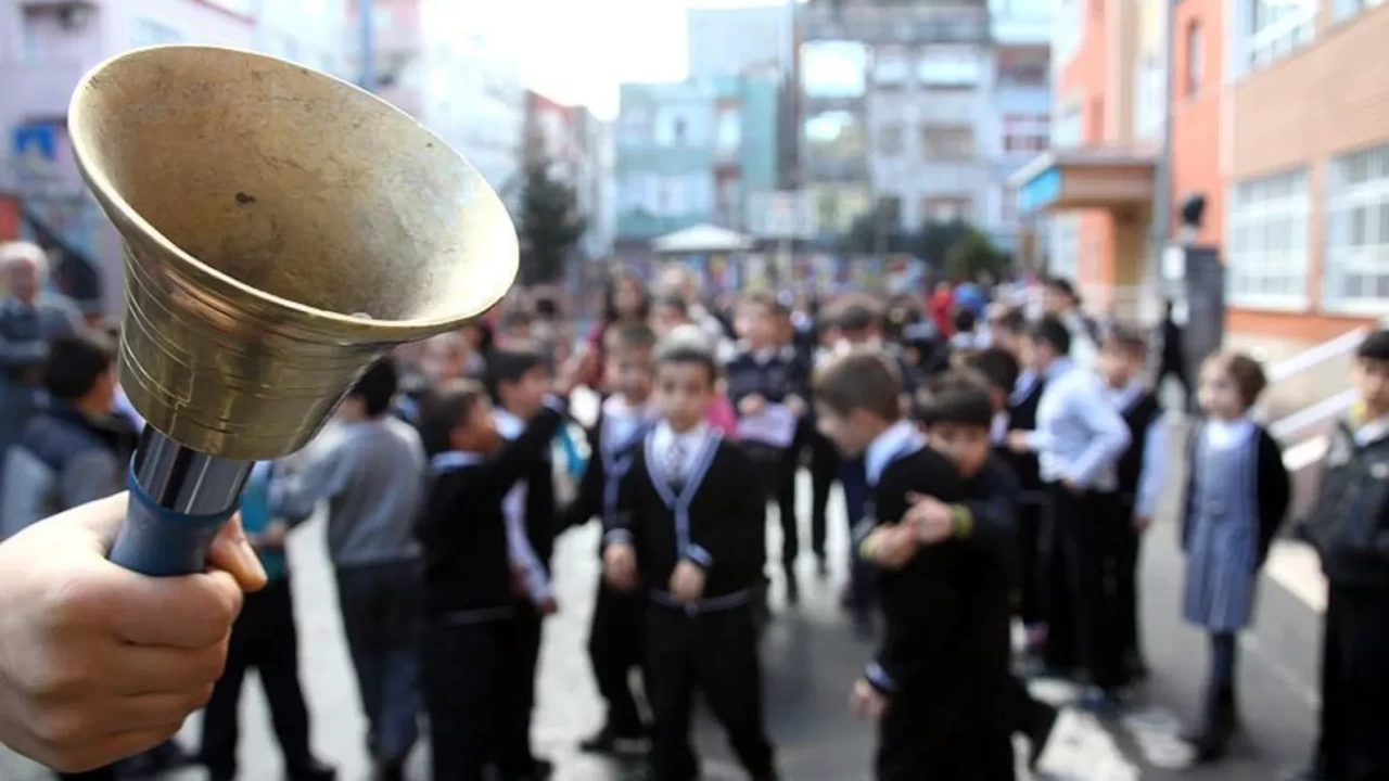 İZMİR OKULLAR TATİL Mİ? 15 Nisan Çarşamba İzmir’de grev ve iş bırakma eylemi var mı? Yarın okul var mı? İşte İzmir Valiliği ve MEB'den gelen son dakika bilgileri!