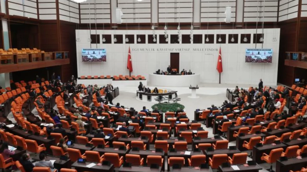 TBMM’de kabul edildi: Sosyal medyaya ve doğum iznine yönelik düzenlemeler
