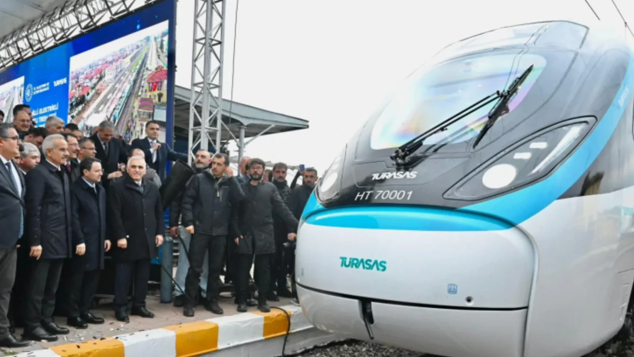 Türkiye'nin ilk yerli hızlı treni! Uraloğlu duyurdu: Saatte 225 kilometre hıza çıktı