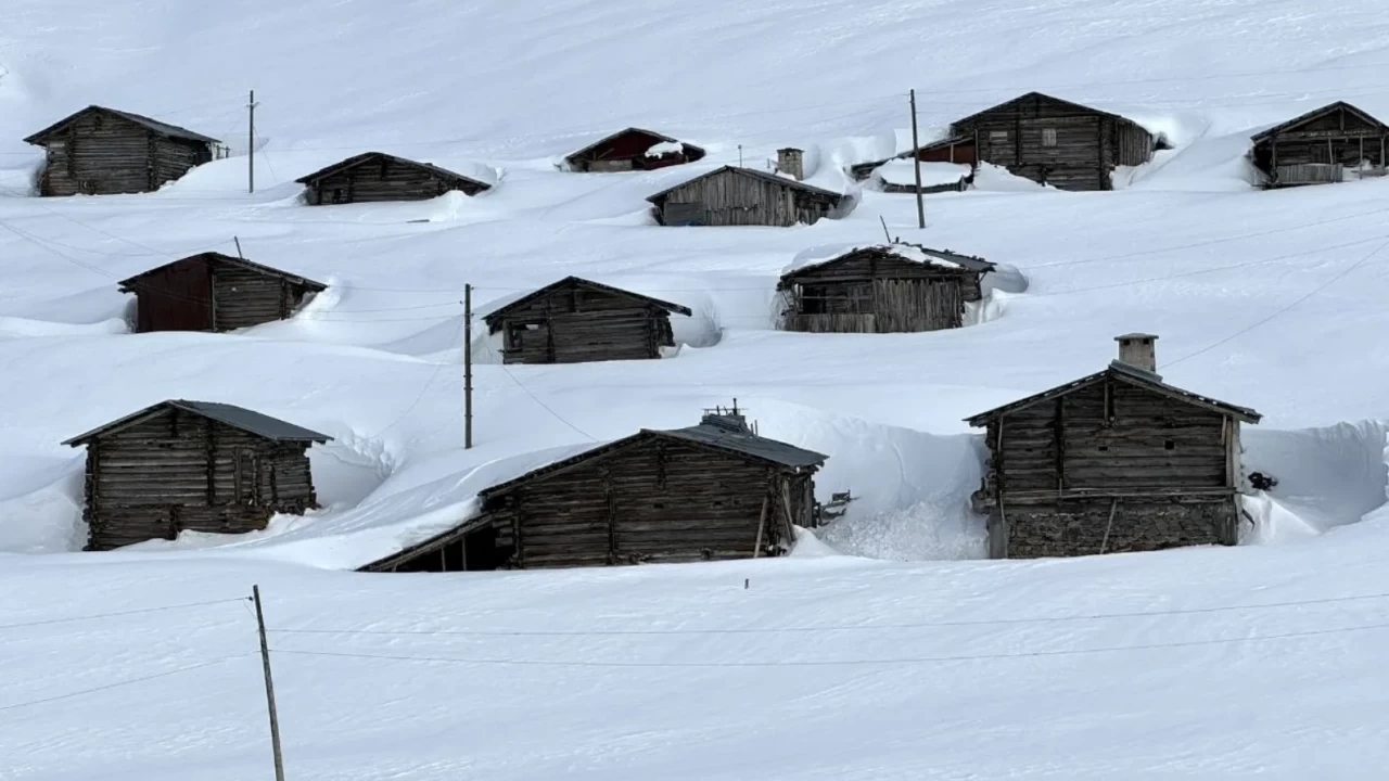 Nisan ayında kış geri döndü! Ardahan ve Kars'ta kar kalınlığı 1 metreyi aştı: Yayla evleri kara gömüldü
