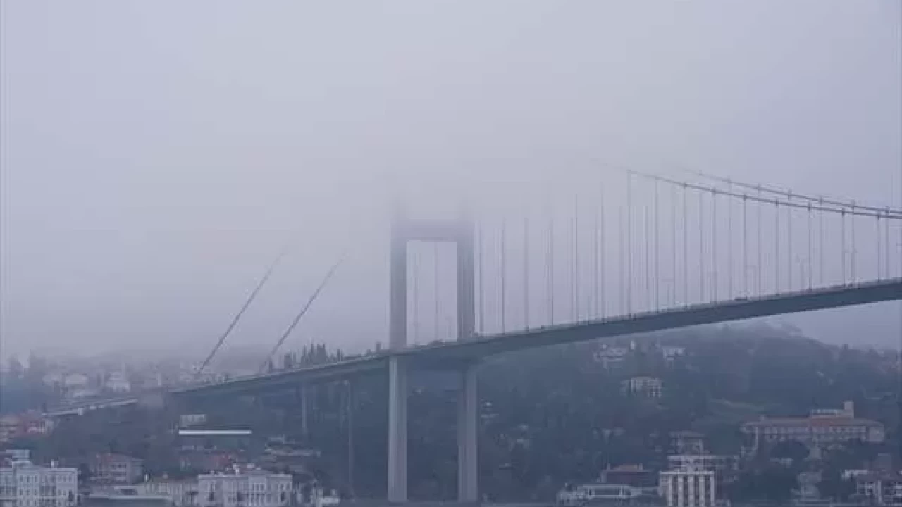 İstanbul'da yoğun sis alarmı!  Binaların çatıları görünmez hale geldi