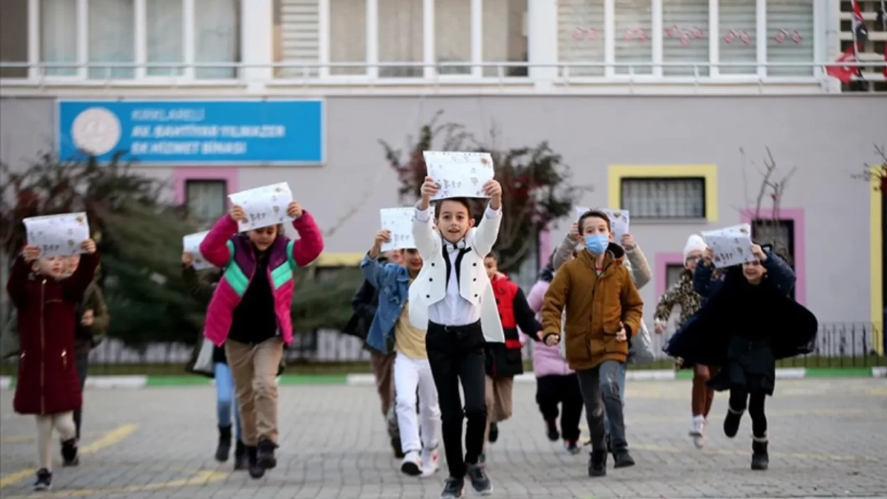 OKULLAR NE ZAMAN KAPANACAK? 2026 MEB yaz tatili takvimi: Karneler Haziranın kaçında verilecek, okulların kapanmasına kaç gün kaldı?