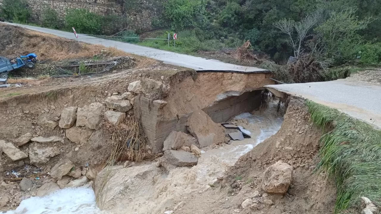 Mersin'i sağanak vurdu! Yol çöktü