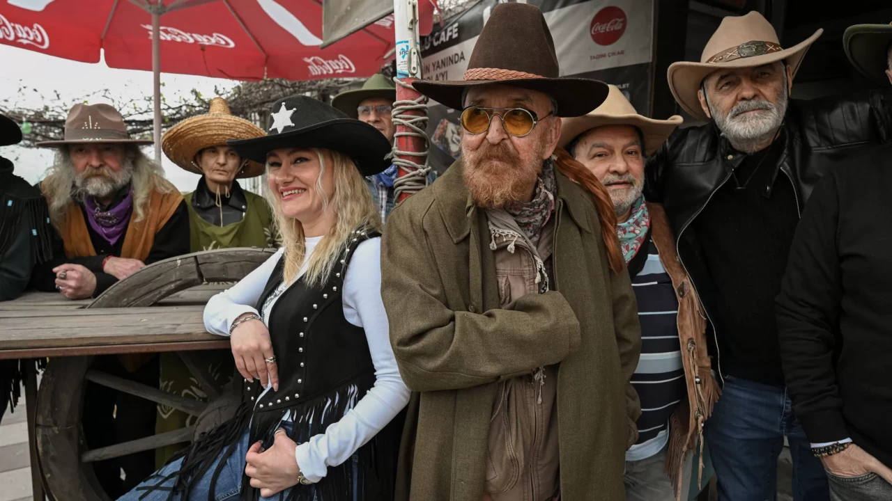 Samatya’da bir Vahşi Batı kasabası: Bu kahvehanede sadece 'Kovboylar' var!