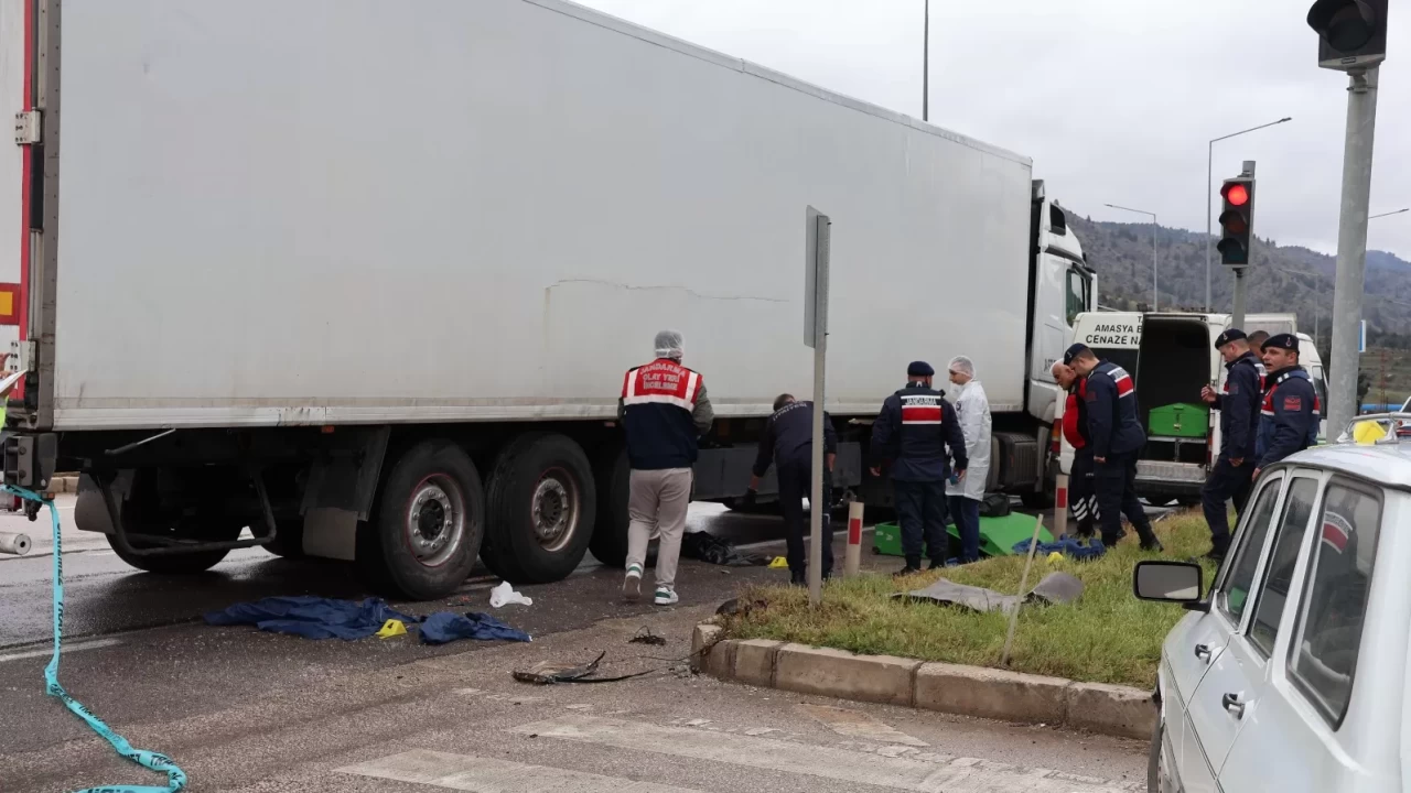 Taziye yolunda feci kaza: Annesinin kucağından fırlayan bebek tırın altında kaldı