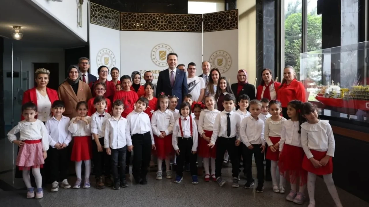 Bakan Bayraktar minik ressamlarla buluştu! Çocukların 'Enerji ve Madencilik' vizyonu bakanı hayran bıraktı