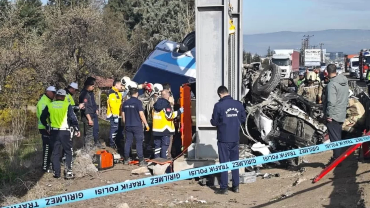 Ankara'da özel halk otobüsü üst geçide çarptı: 5 ölü, 14 yaralı