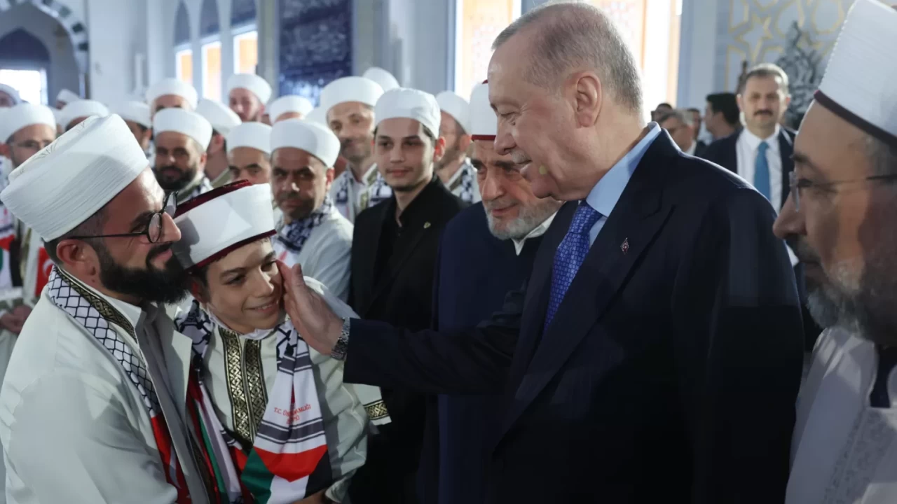 Cumhurbaşkanı Erdoğan, hafızlık icazet töreninde Aşr-ı Şerif okudu!