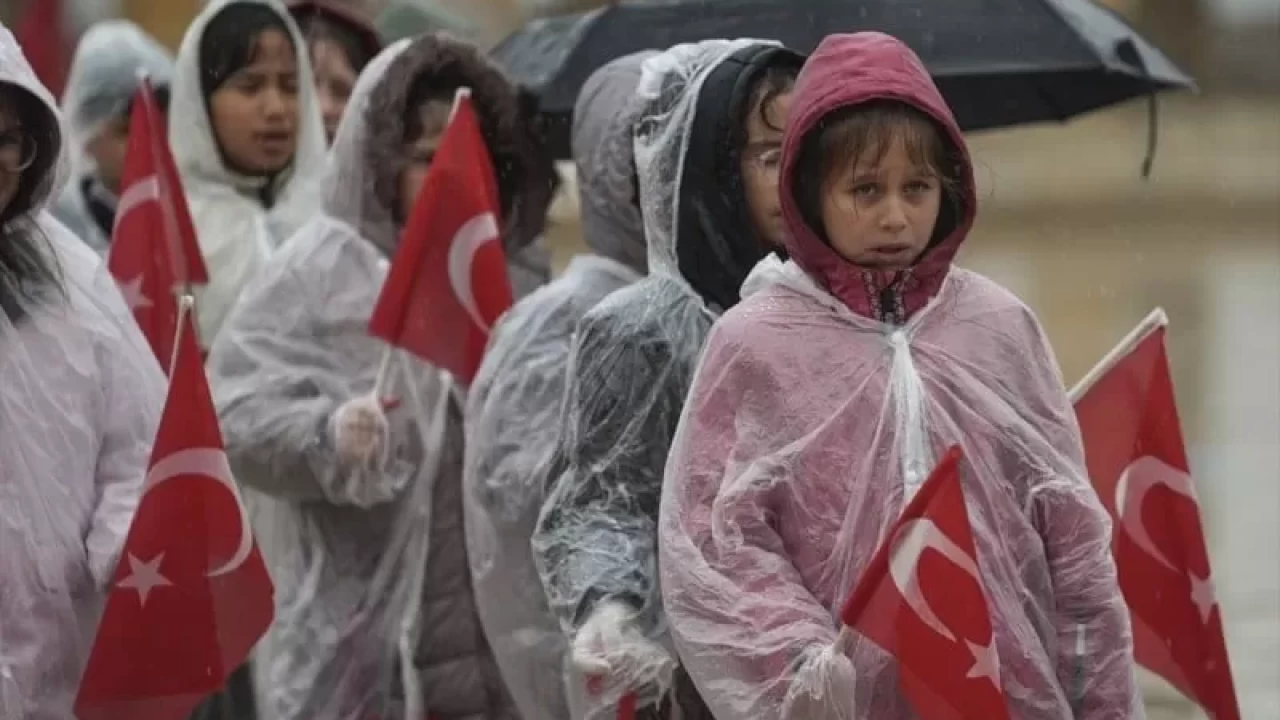 Yağmur çamur dinlemediler! Minik kalpler Ata'nın huzuruna koştu