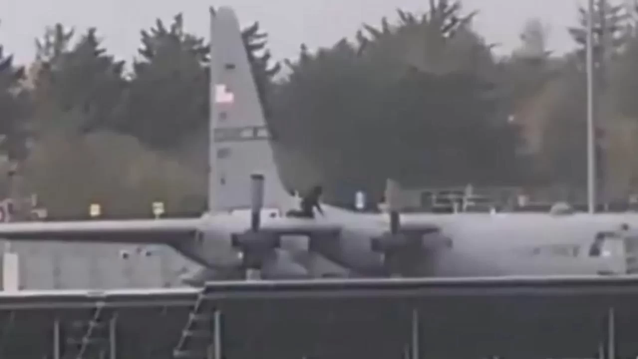 İrlanda’da askeri uçağa saldırı! Baltayla gövde ve kanada zarar verdi