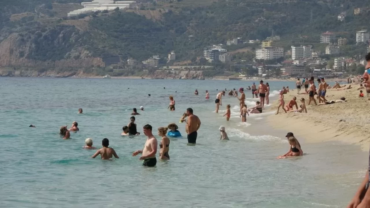 Hava sıcaklığının 24 dereceye yükseldi! Alanya'da sahiller doldu