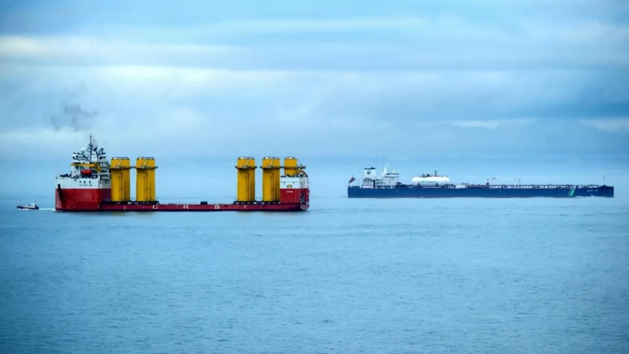 Hürmüz’de 'kontrollü' açılım: İran’dan mayın uyarısı ve zorunlu rota!