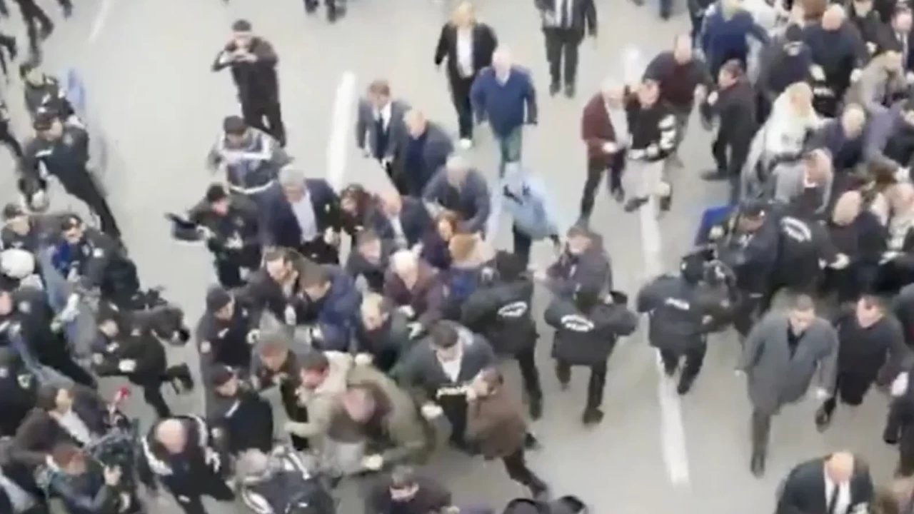 Belediye başkanını savunamayan CHP Bursa'da olay çıkarıp, polise saldırdı! Gerginliği arttıran milletvekili hastaneye kaldırıldı!