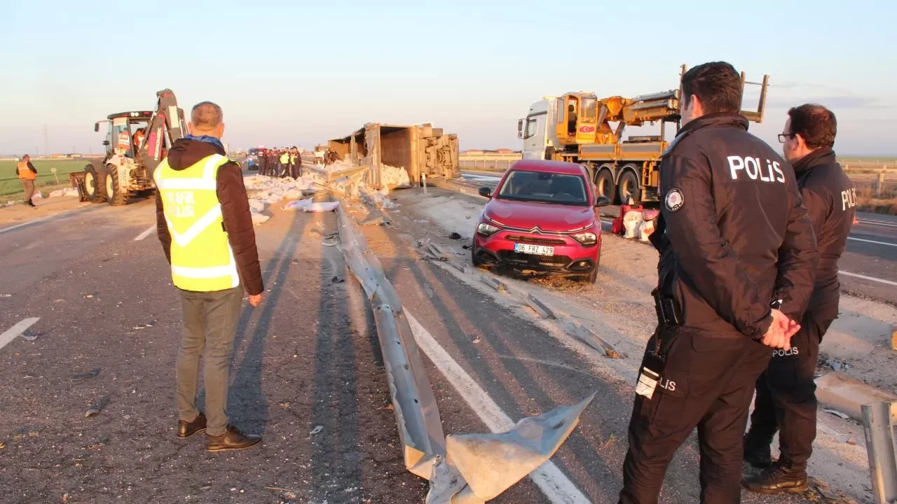 Kazayı görüp durdu! Otomobiline başka araç çarptı: 1 kişi hayatını kaybetti